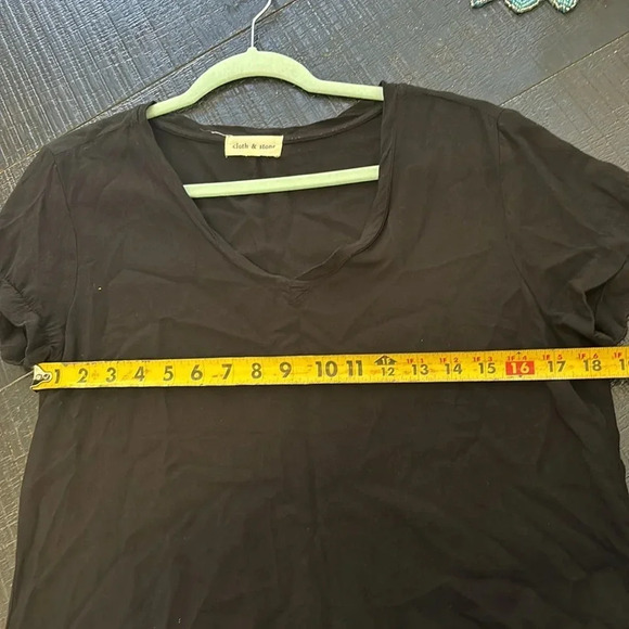 Cloth & Stone by Anthropologie Black V-Neck Top Small Short Sleeve High-Low Tee - Picture 7 of 8